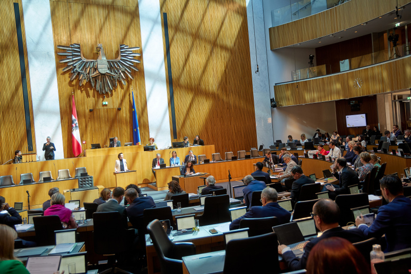 Am Redner:innenpult: Nationalratsabgeordnete Martina von Künsberg Sarre (NEOS)