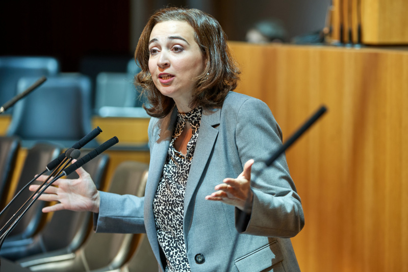 Am Redner:innenpult: Nationalratsabgeordnete Alma Zadić (GRÜNE)