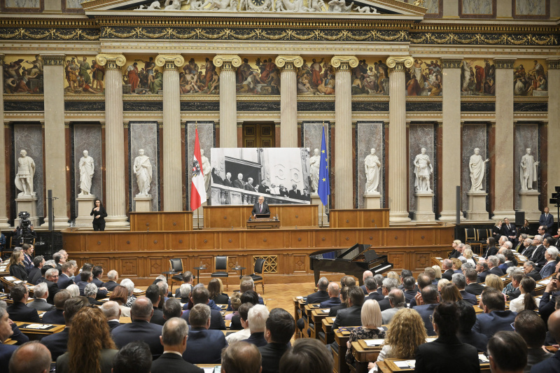 Eröffnungsworte. Nationalratspräsident Walter Rosenkranz (FPÖ). Blick Richtung Veranstaltungsteilnehmer:innen