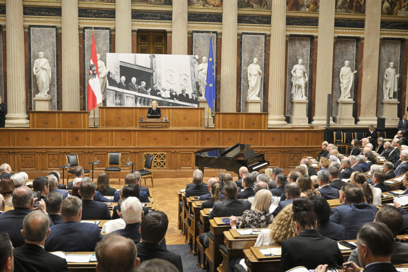 Eröffnungsworte. Dritte Nationalratspräsidentin Doris Bures (SPÖ). Blick Richtung Veranstaltungsteilnehmer:innen