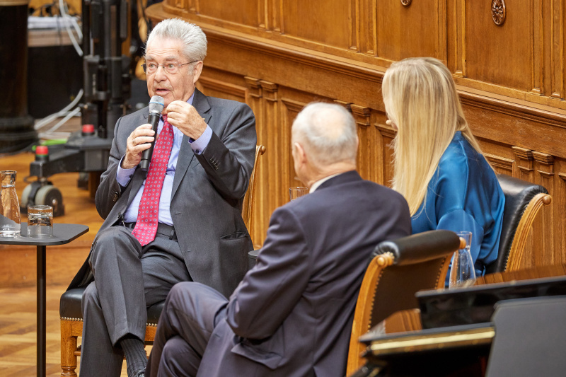 Im Gespräch. Von links: Bundespräsident a.D. Heinz Fischer (am Wort), Susanne Höggerl ORF, Präsident des Nationalrates a.D. Andreas Khol 