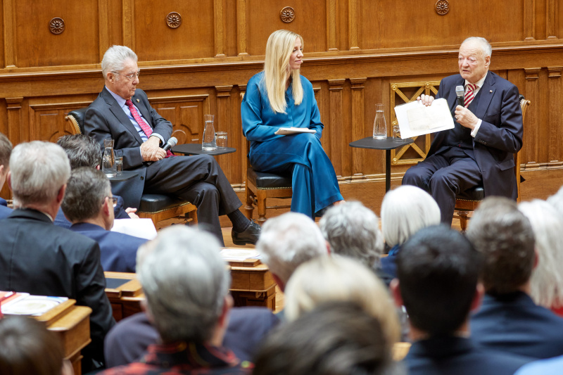 Im Gespräch. Von links: Bundespräsident a.D. Heinz Fischer, Susanne Höggerl ORF, Präsident des Nationalrates a.D. Andreas Khol (am Wort)