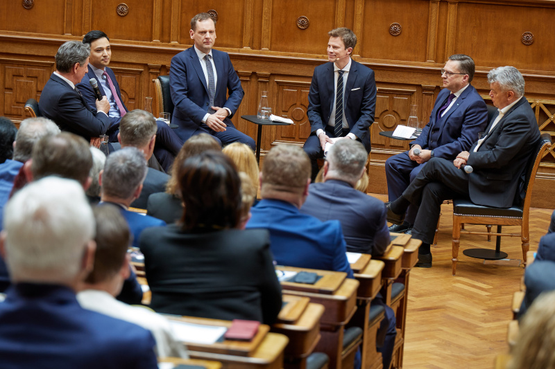 Moderiertes Gespräch. Von links: Nationalratsabgeordneter Norbert Nemeth (FPÖ), Klubobmann Yannick Shetty (NEOS), Klubvorsitzender Philip Kucher (SPÖ), Tobias Pötzelsberger ORF, Klubobmann August Wöginger (ÖVP), Klubobmann Werner Kogler (GRÜNE)