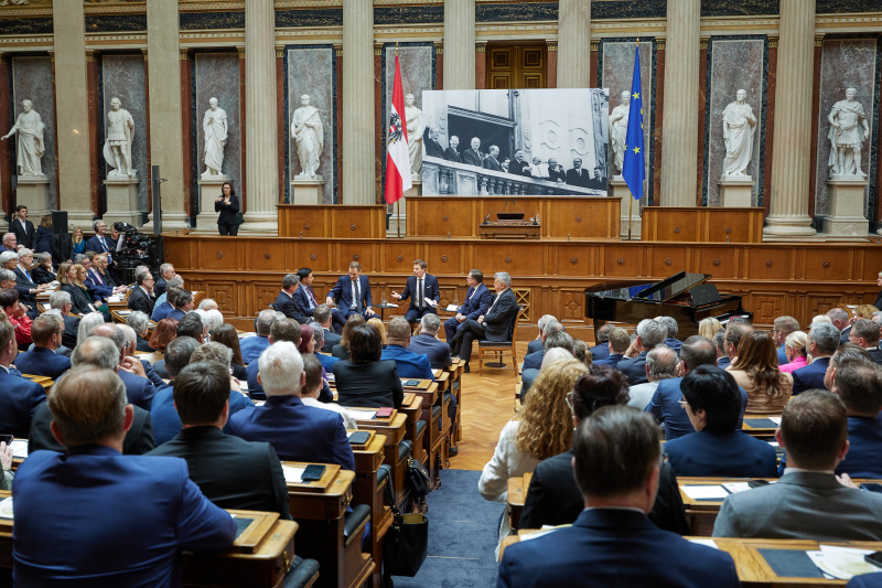 Moderiertes Gespräch. Von links: Nationalratsabgeordneter Norbert Nemeth (FPÖ), Klubobmann Yannick Shetty (NEOS), Klubvorsitzender Philip Kucher (SPÖ), Tobias Pötzelsberger ORF, Klubobmann August Wöginger (ÖVP), Klubobmann Werner Kogler (GRÜNE)