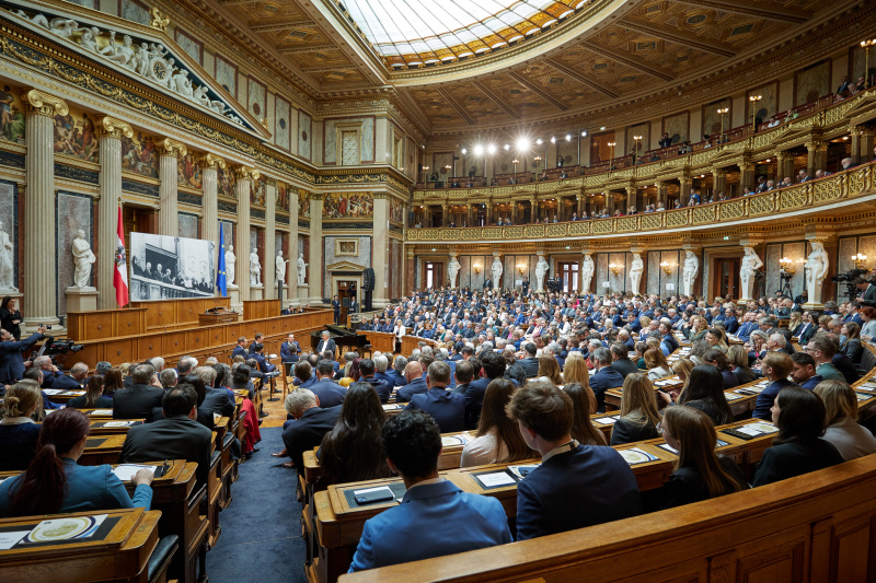 Blick Richtung Veranstaltungsteilnehmer:inen