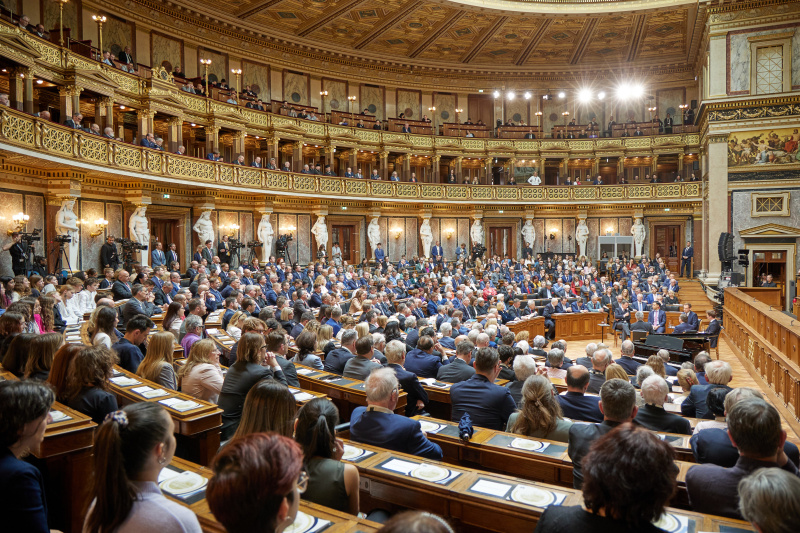 Moderiertes Gespräch. Von links: Nationalratsabgeordneter Norbert Nemeth (FPÖ), Klubobmann Yannick Shetty (NEOS), Klubvorsitzender Philip Kucher (SPÖ), Tobias Pötzelsberger ORF, Klubobmann August Wöginger (ÖVP), Klubobmann Werner Kogler (GRÜNE)