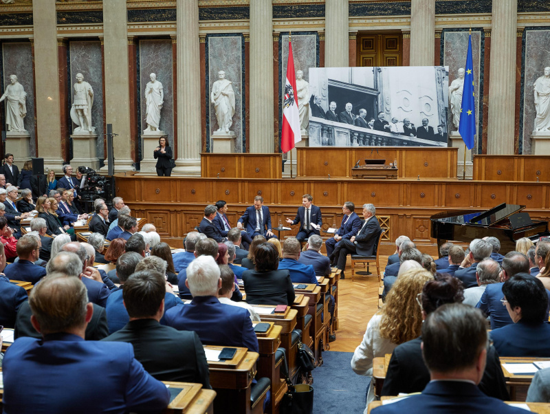 Moderiertes Gespräch. Von links: Nationalratsabgeordneter Norbert Nemeth (FPÖ), Klubobmann Yannick Shetty (NEOS), Klubvorsitzender Philip Kucher (SPÖ), Tobias Pötzelsberger ORF, Klubobmann August Wöginger (ÖVP), Klubobmann Werner Kogler (GRÜNE)2