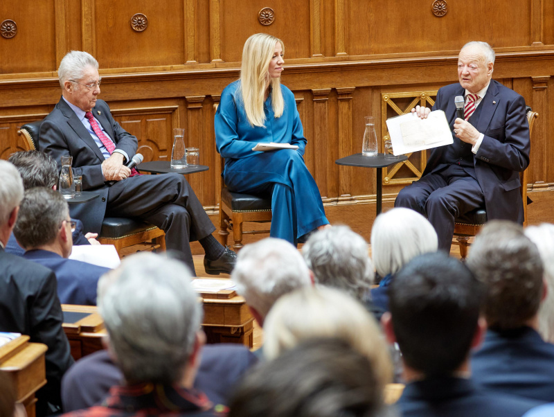 Im Gespräch. Von links: Bundespräsident a.D. Heinz Fischer, Susanne Höggerl ORF, Präsident des Nationalrates a.D. Andreas Khol (am Wort)2