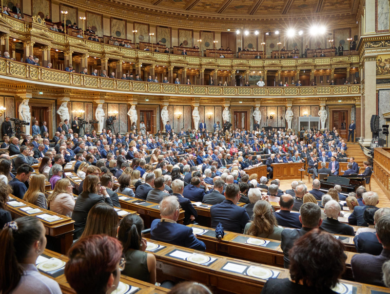 Moderiertes Gespräch. Von links: Nationalratsabgeordneter Norbert Nemeth (FPÖ), Klubobmann Yannick Shetty (NEOS), Klubvorsitzender Philip Kucher (SPÖ), Tobias Pötzelsberger ORF, Klubobmann August Wöginger (ÖVP), Klubobmann Werner Kogler (GRÜNE).
