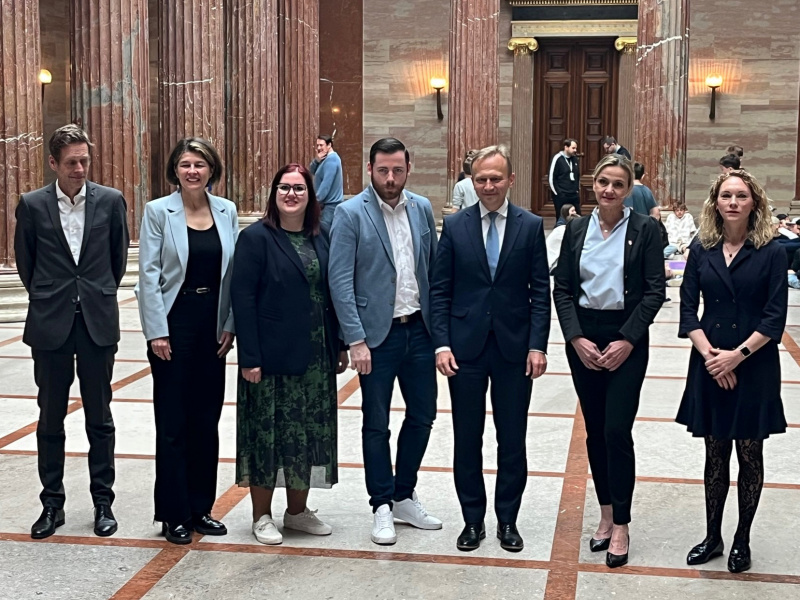 Von links die Abgeordneten; Kai Jan Krainer (SPÖ), Elisabeth Götze (Grüne), Carina Reiter (ÖVP), Christofer Ranzmaier (FPÖ) Kommissar Piotr Serafin, Dagmar Belakowitsch (FPÖ) und Pia Maria Wieninger (SPÖ)