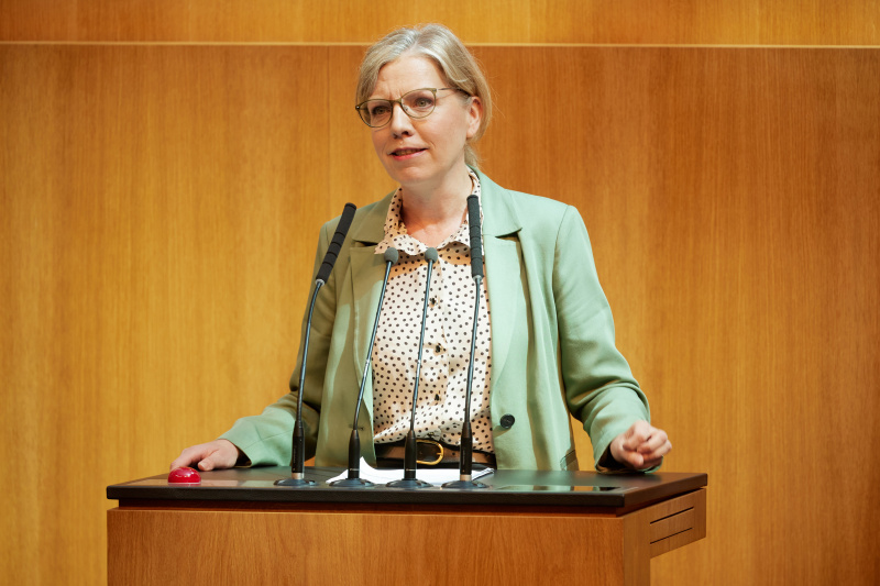 Am Redner:innenpult: Nationalratsabgeordnete Leonore Gewessler (GRÜNE)