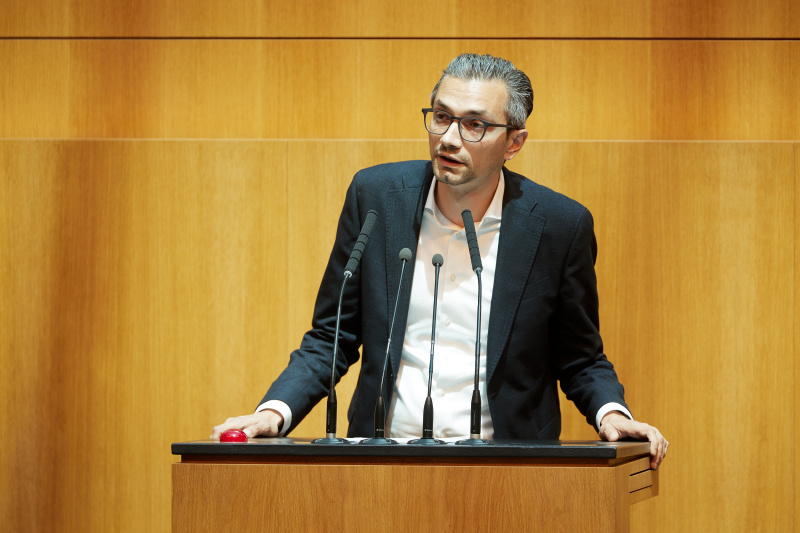 Am Redner:innenpult: Nationalratsabgeordneter Süleyman Zorba (GRÜNE)