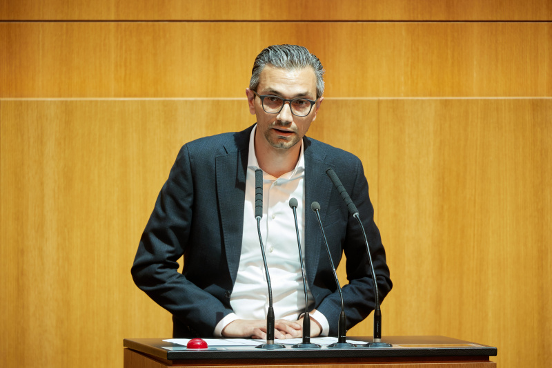 Am Redner:innenpult: Nationalratsabgeordneter Süleyman Zorba (GRÜNE)