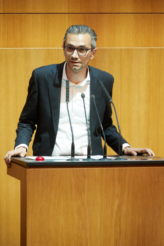 Am Redner:innenpult: Nationalratsabgeordneter Süleyman Zorba (GRÜNE)