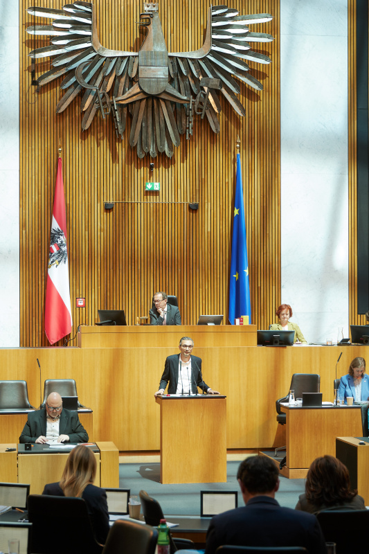 Am Redner:innenpult: Nationalratsabgeordneter Süleyman Zorba (GRÜNE)