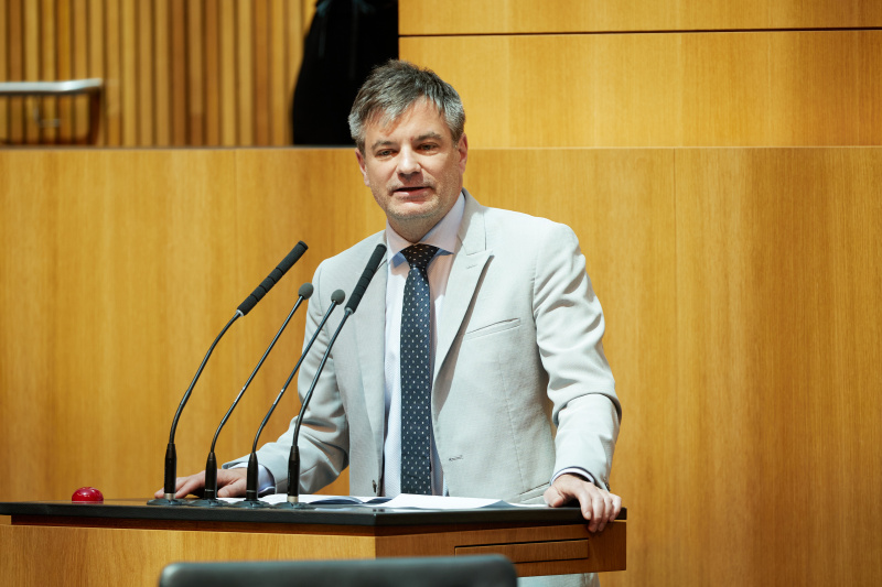 Am Redner:innenpult: Nationalratsabgeordneter Wolfgang Moitzi (SPÖ)