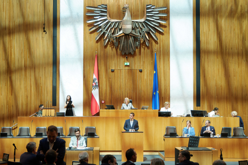 Am Redner:innenpult: Nationalratsabgeordneter Lukas Brandweiner (ÖVP)