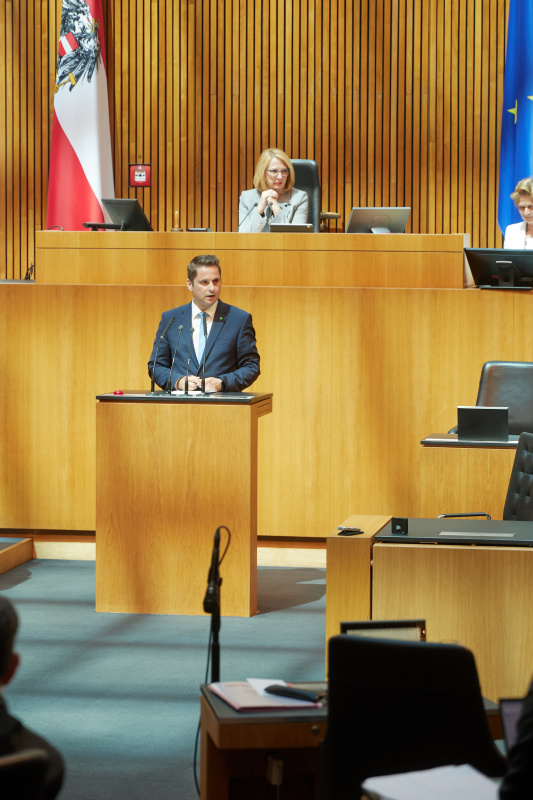 Am Redner:innenpult: Nationalratsabgeordneter Lukas Brandweiner (ÖVP)