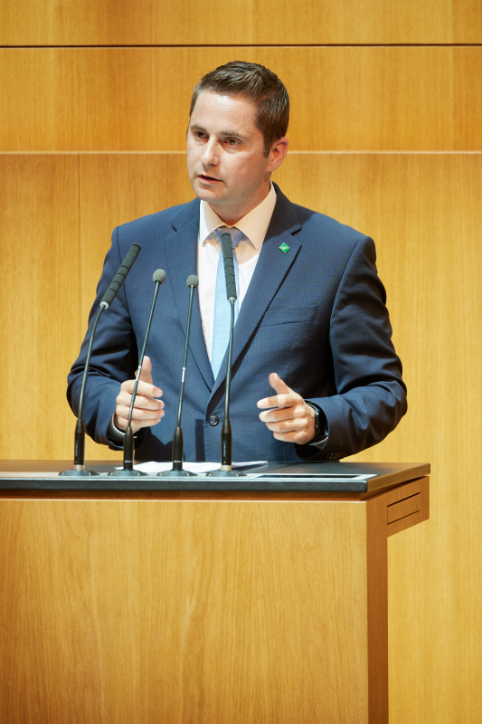 Am Redner:innenpult: Nationalratsabgeordneter Lukas Brandweiner (ÖVP)