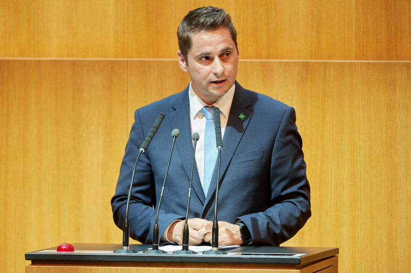 Am Redner:innenpult: Nationalratsabgeordneter Lukas Brandweiner (ÖVP)