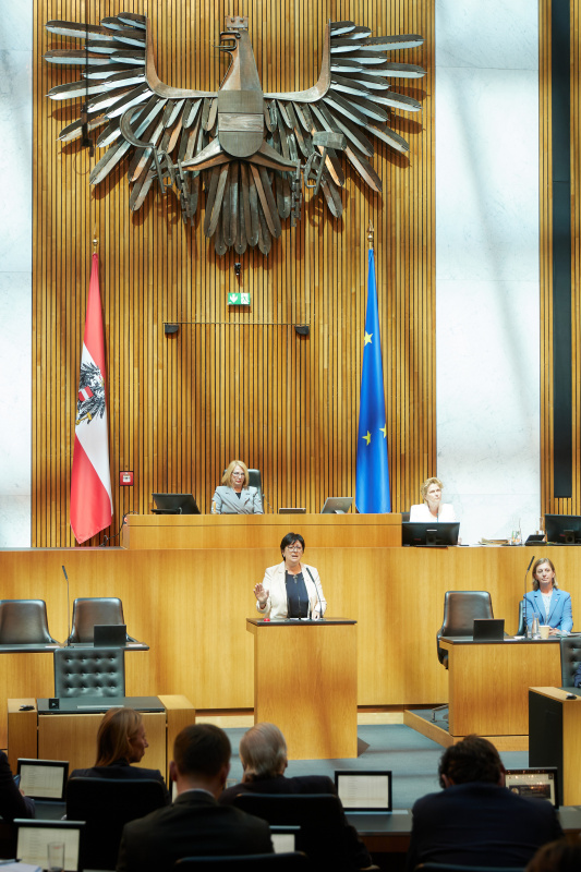Am Redner:innenpult: Nationalratsabgeordnete Rosa Ecker (FPÖ)