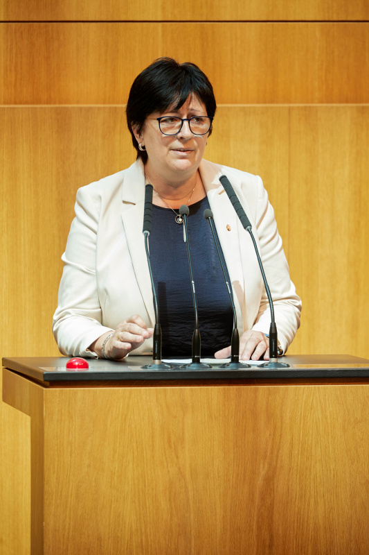 Am Redner:innenpult: Nationalratsabgeordnete Rosa Ecker (FPÖ)