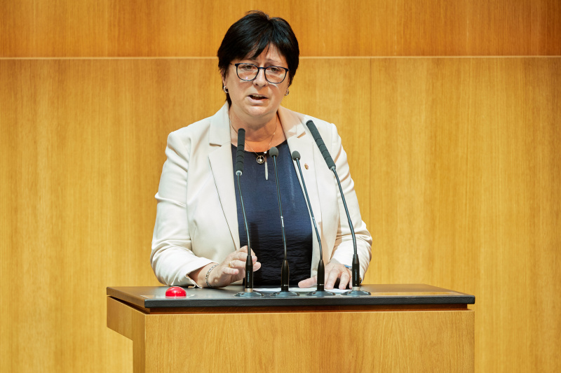 Am Redner:innenpult: Nationalratsabgeordnete Rosa Ecker (FPÖ)