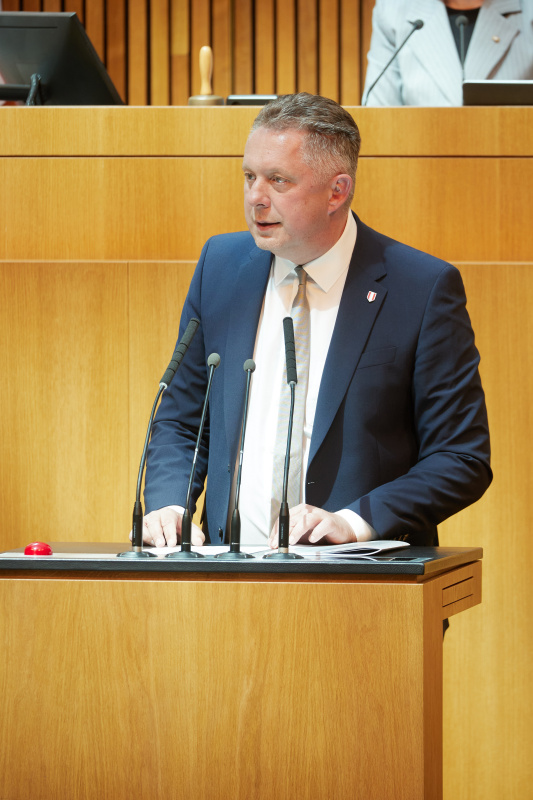 Am Redner:innenpult: Nationalratsabgeordneter Alexander Petschnig (FPÖ)