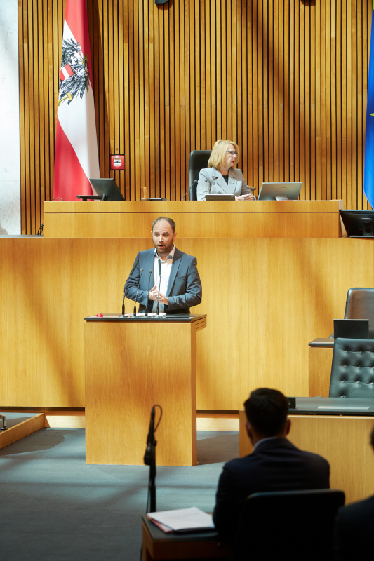 Am Redner:innenpult: Nationalratsabgeordneter Klaus Seltenheim (SPÖ)