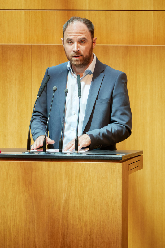 Am Redner:innenpult: Nationalratsabgeordneter Klaus Seltenheim (SPÖ)