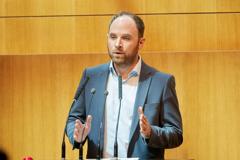 Am Redner:innenpult: Nationalratsabgeordneter Klaus Seltenheim (SPÖ)