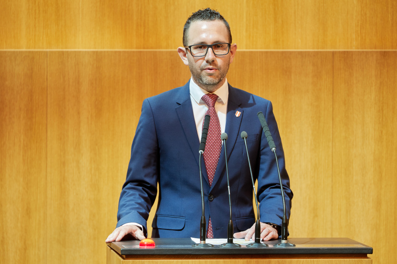 Am Redner:innenpult: Nationalratsabgeordneter Manuel Pfeifer (FPÖ)