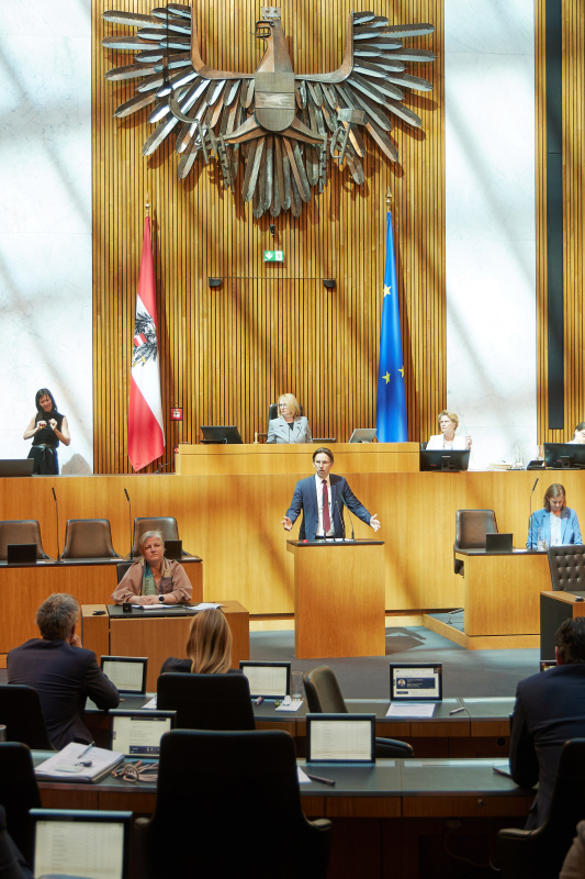 Am Redner:innenpult: Nationalratsabgeordneter Joachim Schnabel (ÖVP)