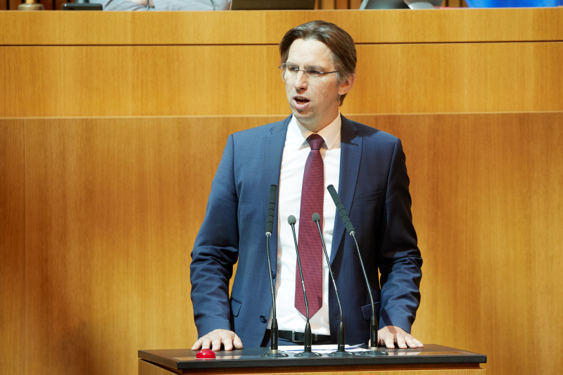 Am Redner:innenpult: Nationalratsabgeordneter Joachim Schnabel (ÖVP)