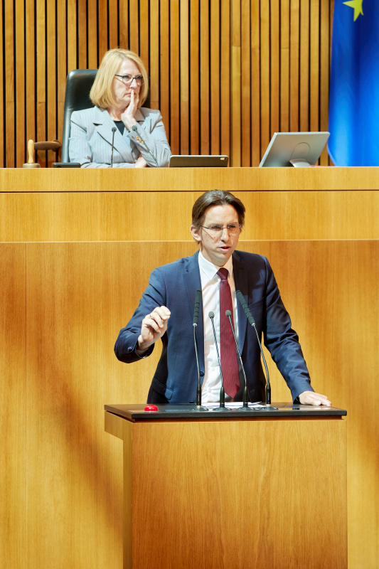 Am Redner:innenpult: Nationalratsabgeordneter Joachim Schnabel (ÖVP)