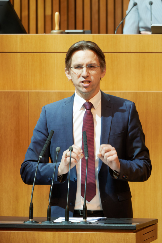 Am Redner:innenpult: Nationalratsabgeordneter Joachim Schnabel (ÖVP)