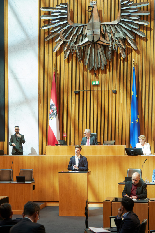 Am Redner:innenpult: Nationalratsabgeordneter Douglas Hoyos-Trautmansdorff (NEOS)