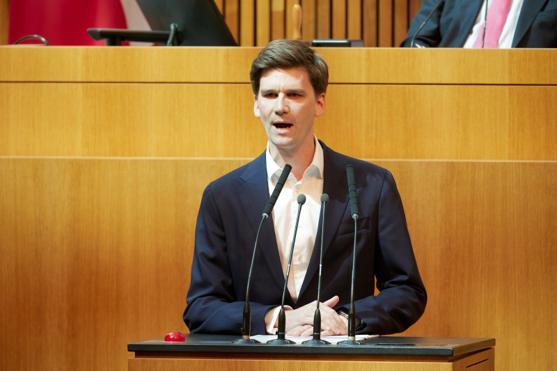 Am Redner:innenpult: Nationalratsabgeordneter Douglas Hoyos-Trautmansdorff (NEOS)