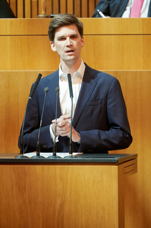 Am Redner:innenpult: Nationalratsabgeordneter Douglas Hoyos-Trautmansdorff (NEOS)