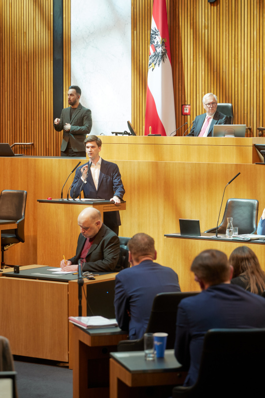 Am Redner:innenpult: Nationalratsabgeordneter Douglas Hoyos-Trautmansdorff (NEOS)