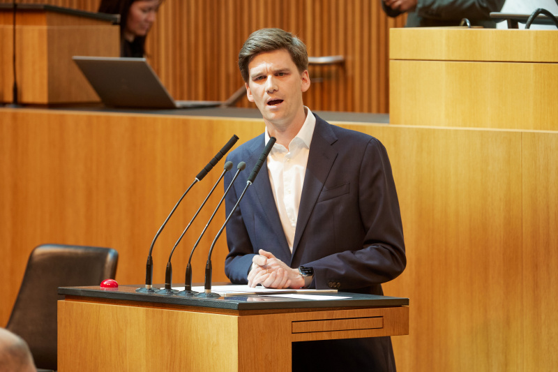 Am Redner:innenpult: Nationalratsabgeordneter Douglas Hoyos-Trautmansdorff (NEOS)