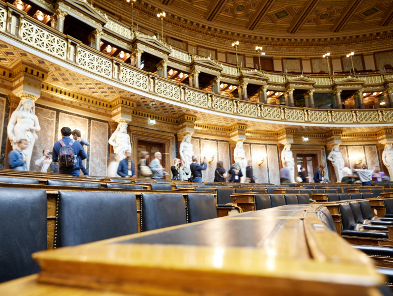 Besucher:innen bei einer Führung