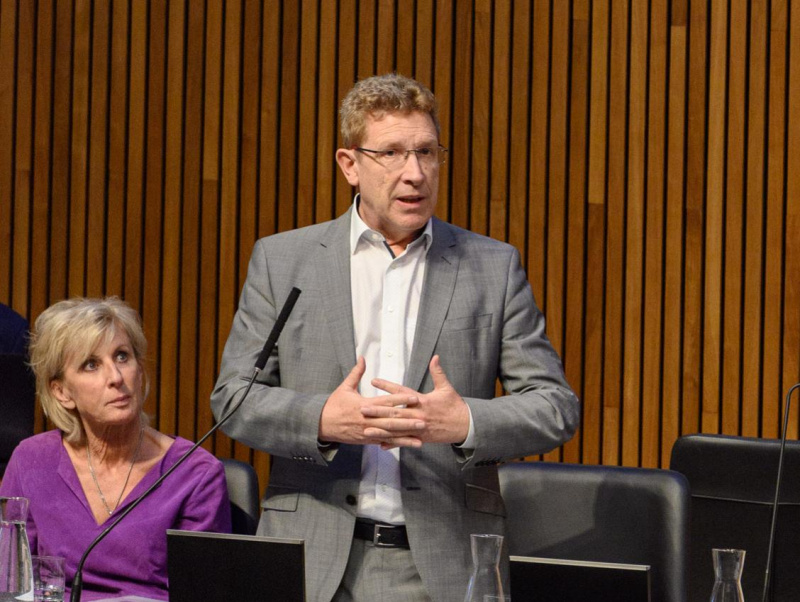 Am Wort Bernhard Achitz