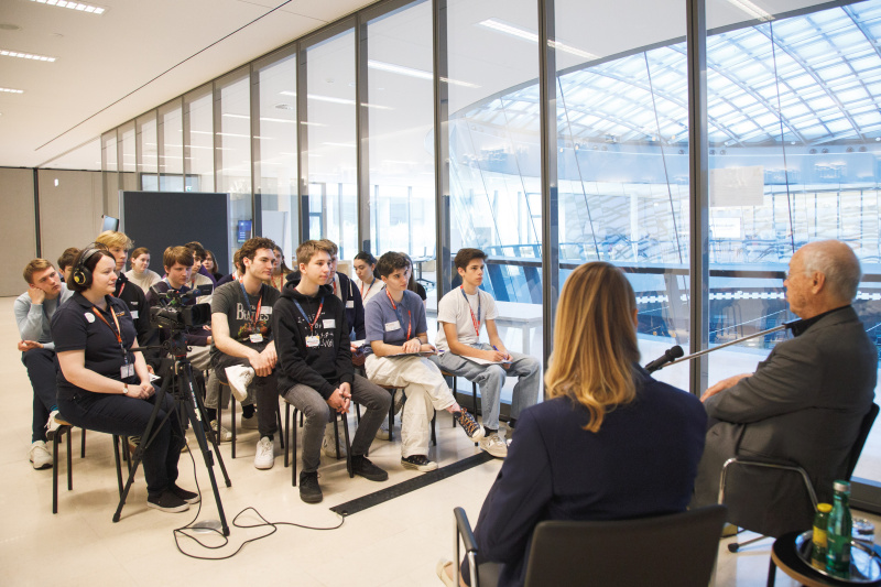 Zeitzeuge Peter Marboe im Gespräch mit Schüler:innen