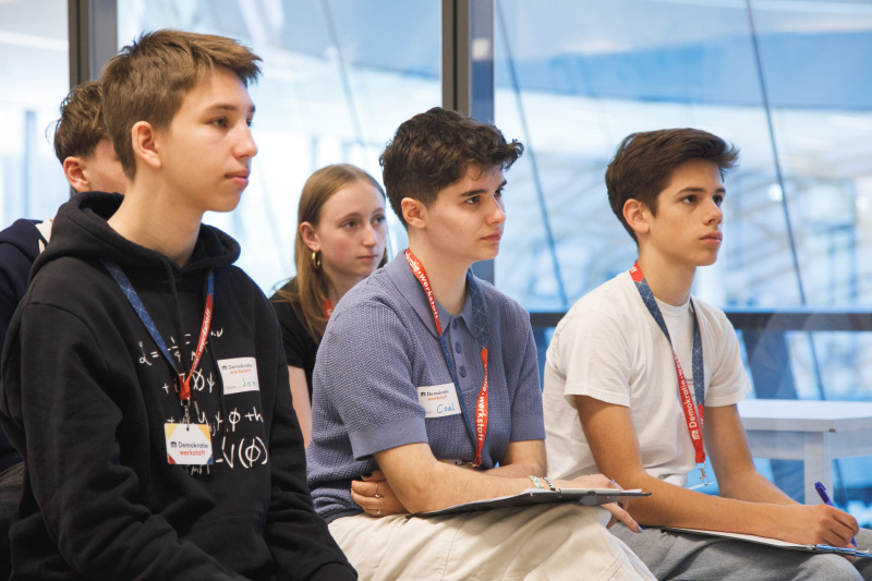 Schüler:innen während dem Gespräch