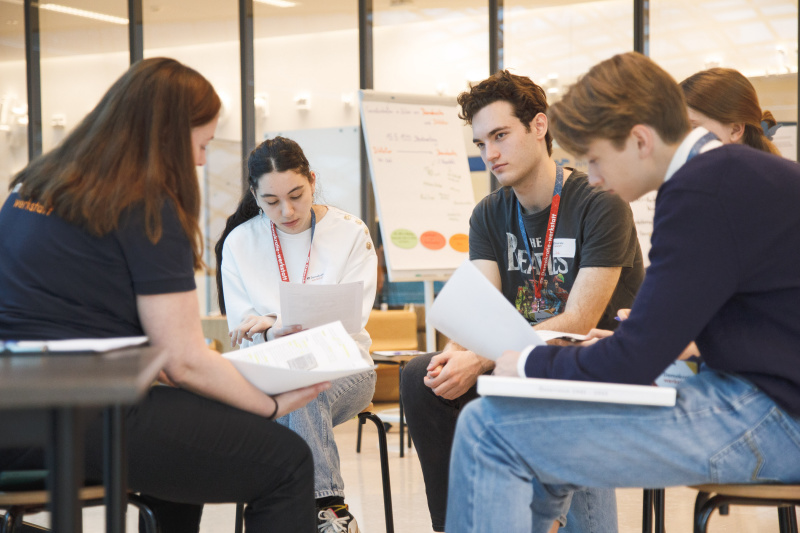 Schüler:innen bei der Gruppenarbeit