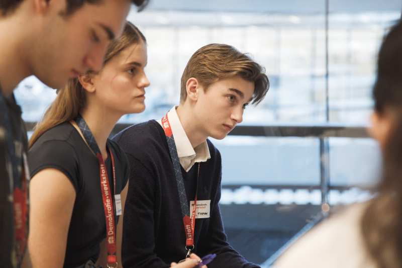 Schüler:innen bei der Gruppenarbeit