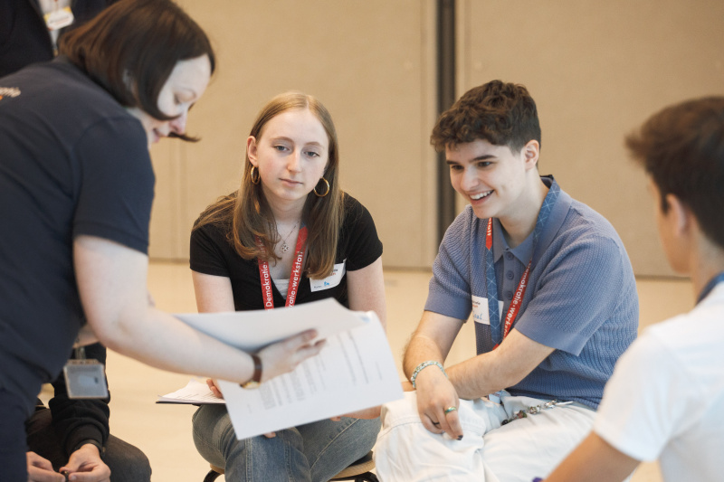 Schüler:innen bei der Gruppenarbeit