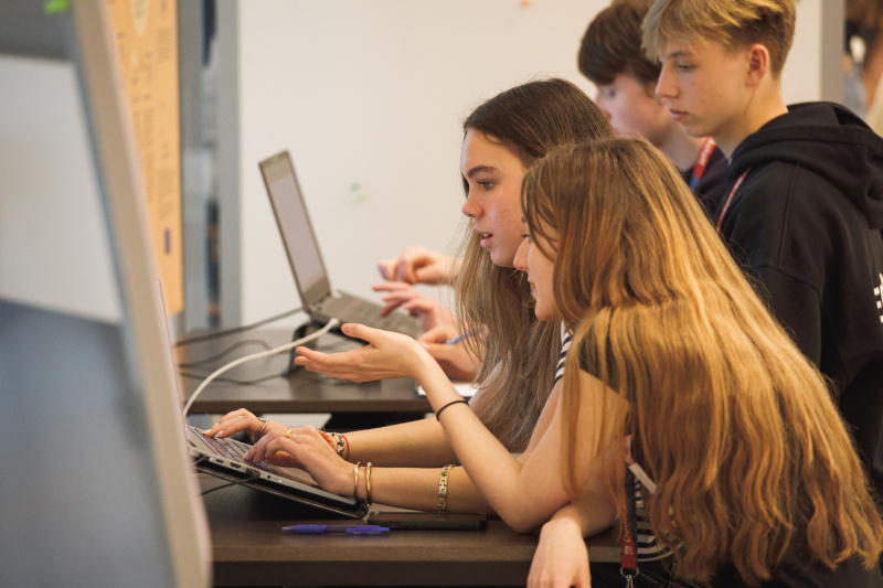 Schüler:innen bei der Gruppenarbeit