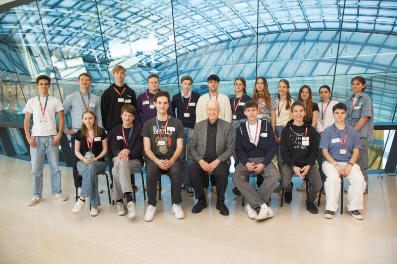 Gruppenfoto mit Zeitzeuge Peter Marboe